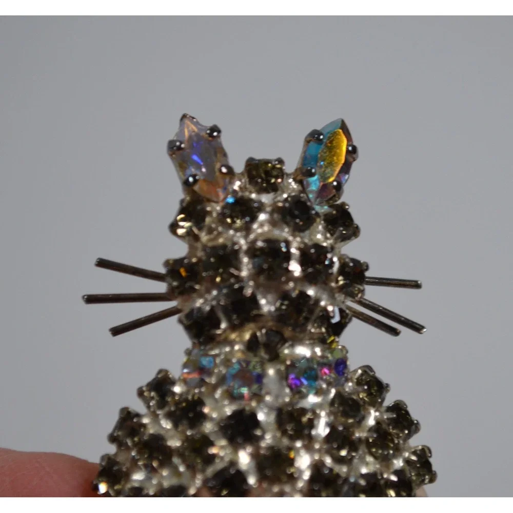 SUZANNE BJONTEGARD Gray Rhinestone‎ Cat Brooch 1.75